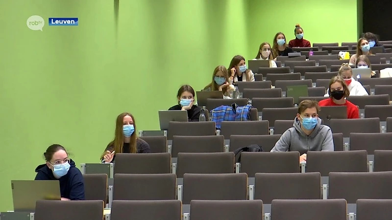 Studenten van de KU Leuven zien het echte studentenleven in het water vallen