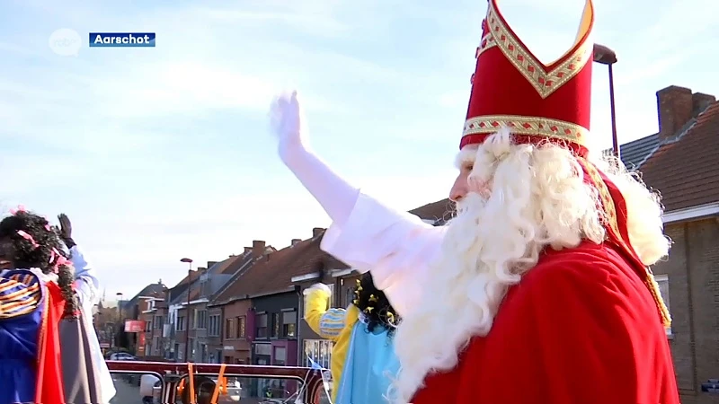 Sint maakt rondrit door Aarschot op dubbeldekkerbus