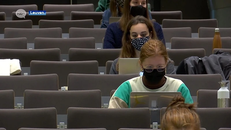 KU Leuven past code rood aan vanaf maandag: practica en labo-oefeningen mogen weer doorgaan