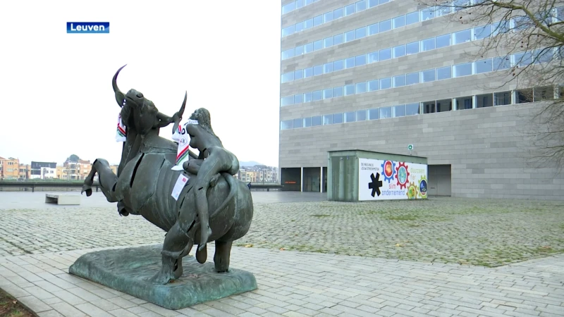 Standbeelden in Leuven dragen sjaal om actie Samen Altijd Warmer te lanceren