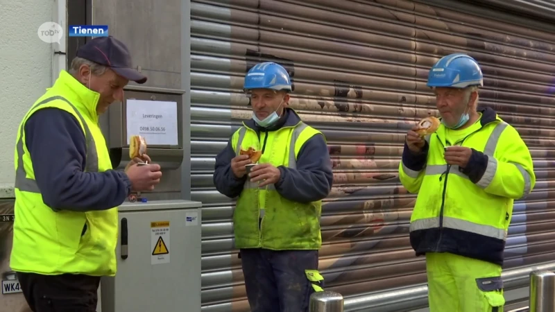 Stad Tienen en horeca-uitbaters trakteren werkmannen Grote Markt op ontbijt