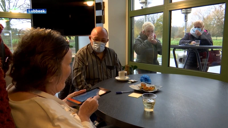 Klinken op het eindejaar van achter het raam in woonzorgcentrum 'T Spelthof in Binkom