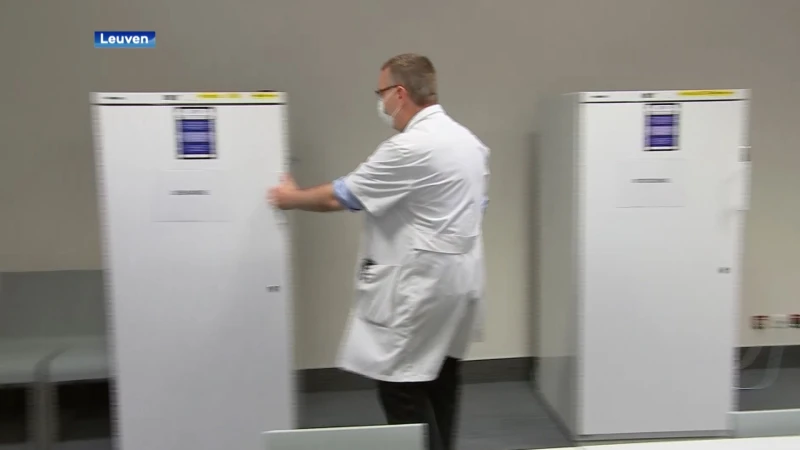 Eerste coronavaccins vertrekken van UZ Leuven naar Jos (96) in Puurs