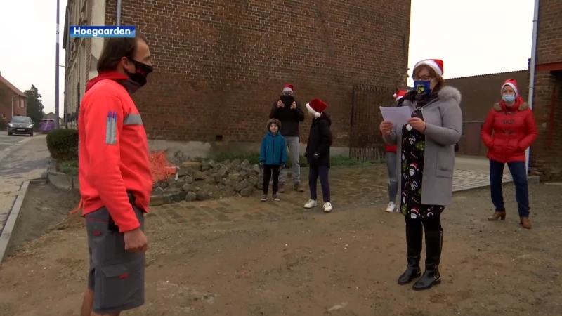 Zo bedank je een postbode: Hauthem overstelpt Jo met cadeaus