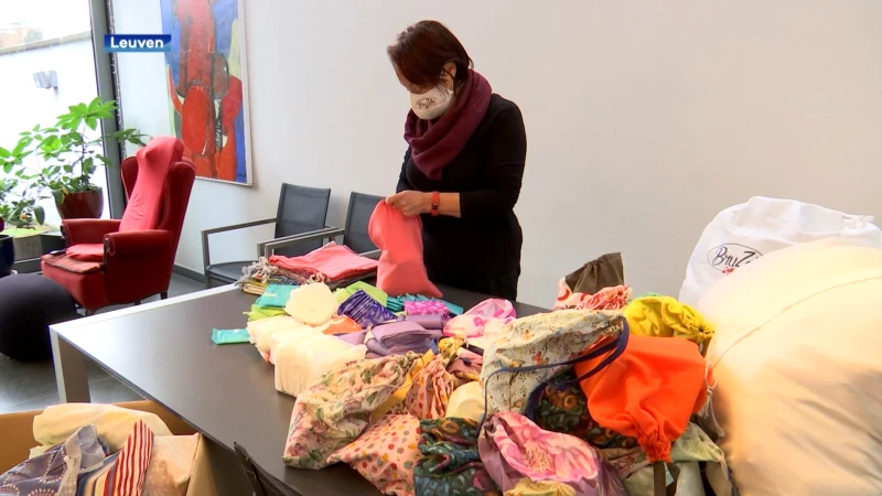 Organisatie Bruzelle deelt zakjes met maandverband uit aan vrouwen in kwetsbare situaties