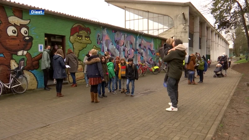 Ouders komen kinderen ophalen die geëvacueerd zijn naar voetbalkantine