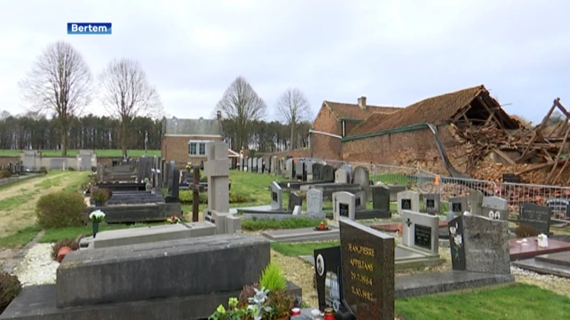 Twee jaar na instorting ligt de muur naast het kerkhof in Bertem er nog precies hetzelfde bij
