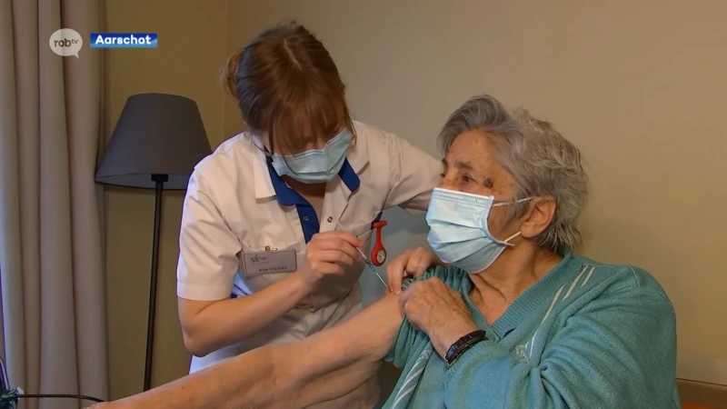 Studenten verpleegkunde helpen mee vaccineren in woonzorgcentrum Demerhof in Aarschot