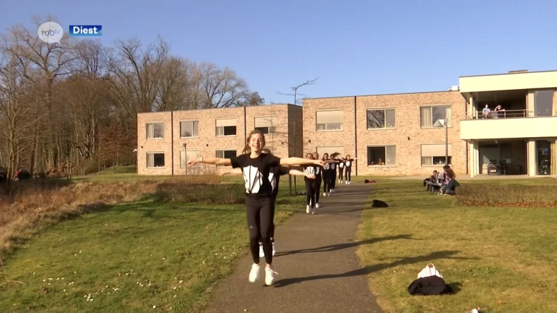 Dansstudio Yo geeft optreden aan bewoners WZC Voortberg om vaccinatie te vieren