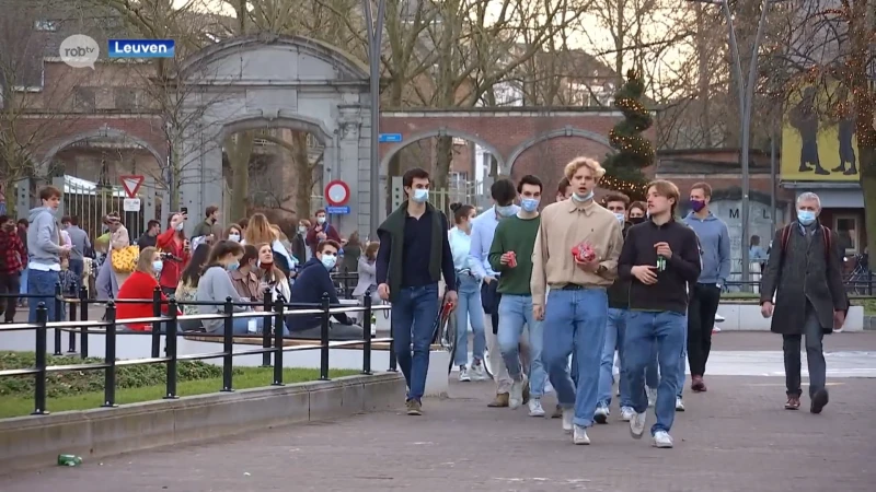 Rector Luc Sels begrijpt dat studenten elkaar opzoeken, maar veroordeelt het niet dragen van een mondmasker