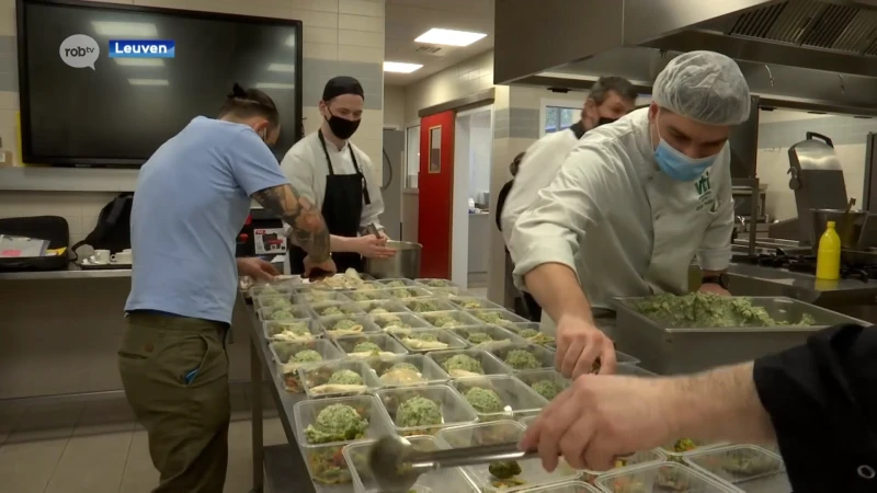 Mooi initiatief: leerlingen VTI Leuven koken elke dag 130 maaltijden voor Poverello
