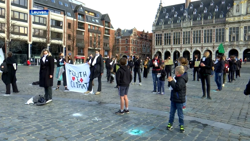 100 actievoerders vragen op Leuvense Ladeuzeplein ernstiger klimaatbeleid