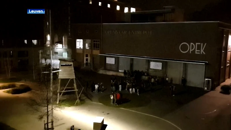 Groepjes dansende jongeren aan de Vaartkom lopen weg als de politie opduikt