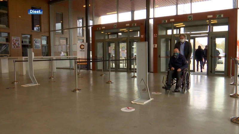 De stad Diest schaft de shuttlebus tijdelijk af. Die rijdt tussen het station en het vaccinatiecentrum