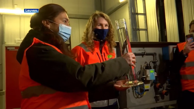 Vlaams minister van Omgeving Zuhal Demir bezoekt brouwerij van AB Inbev: 'Gezuiverd water bijna even lekker als de Stella'