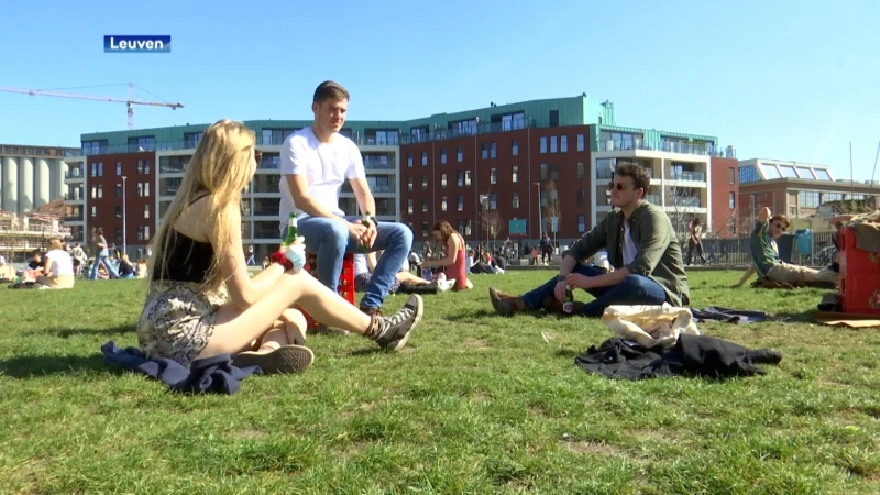Lenteweer trekt veel studenten naar Leuvense parken, politie patrouilleert maar moet niet tussenkomen