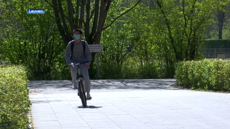 Fietser (18) belandt in Leuvense Dijle nadat hij wil uitwijken voor zwalpende fietser in tegenrichting