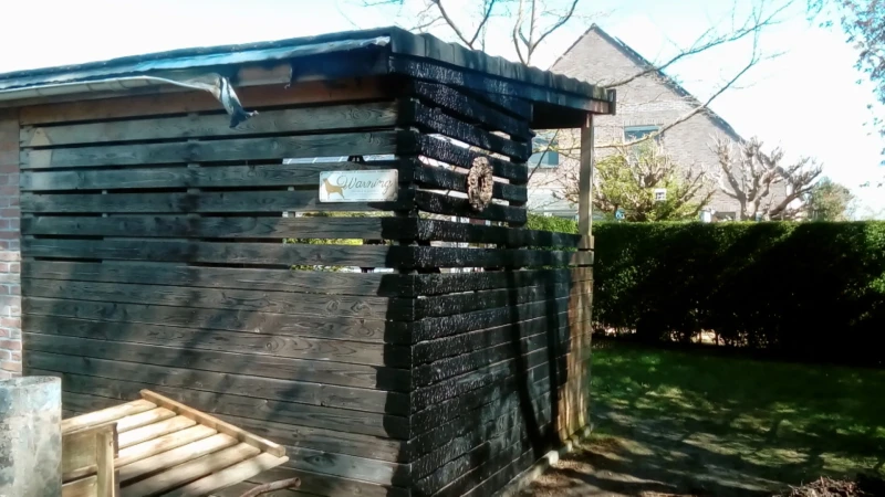 Twee tuinhuizen vatten vuur na zelfontbranding in composthoop
