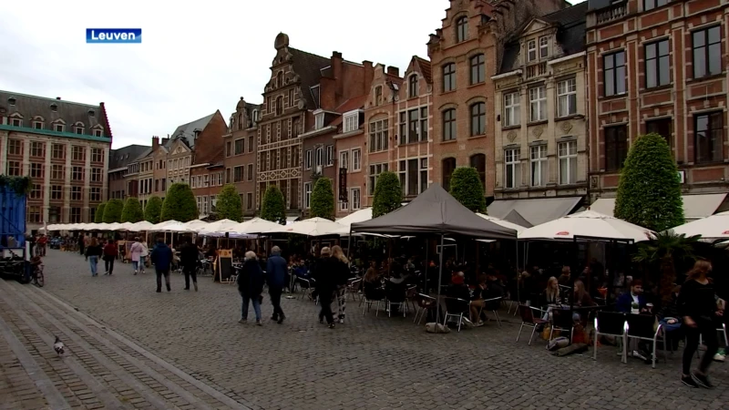 Terrassen eindelijk weer open: zoeken naar een tafeltje op de Oude Markt in Leuven