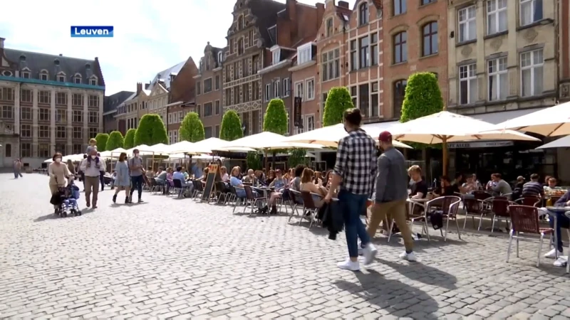 Ook vandaag is het druk in Leuven: veel volk, mooi weer, meeste terrasjes op Oude Markt bezet