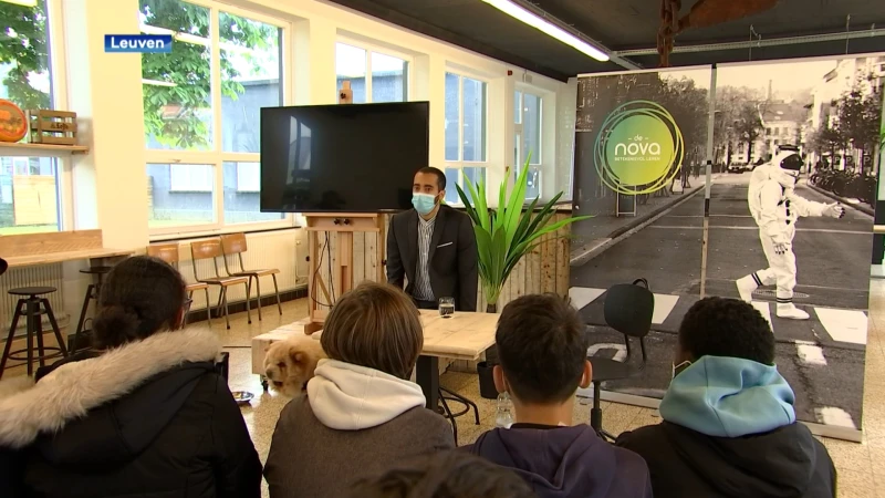 Staatssecretaris Sammy Mahdi gaat met leerlingen in debat in school de Nova in Kessel-Lo