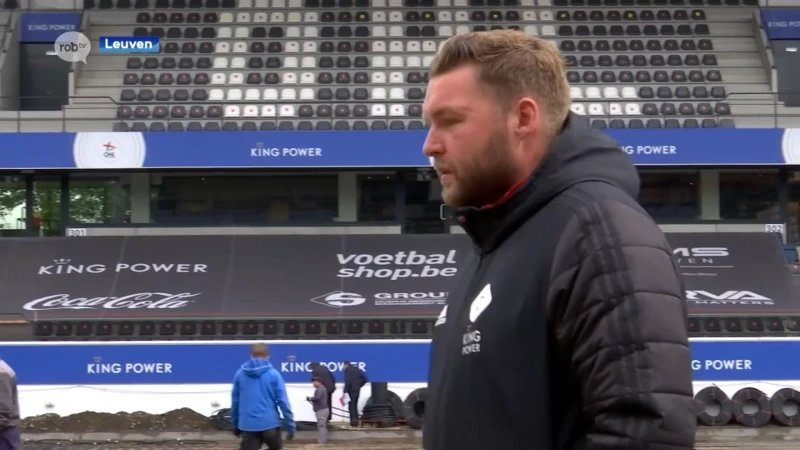 Oliver Makin uit het Verenigd Koninkrijk leidt de aanleg van de nieuwe grasmat op OHL: "Het is een levensstijl voor mij"