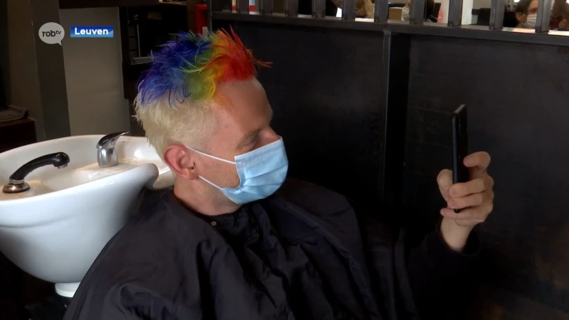 Blauw, paars of regenboogkleuren: Tom De Cock verandert elke dag van kapsel om nieuw boek te promoten