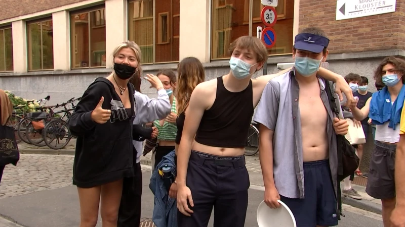 Strandkledij als protest tegen kledingvoorschriften in Sint-Pieterscollege in Leuven