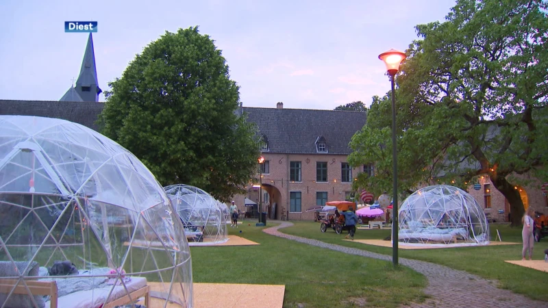 Papa's en kinderen logeren in bubbeltenten aan het Begijnhof in Diest