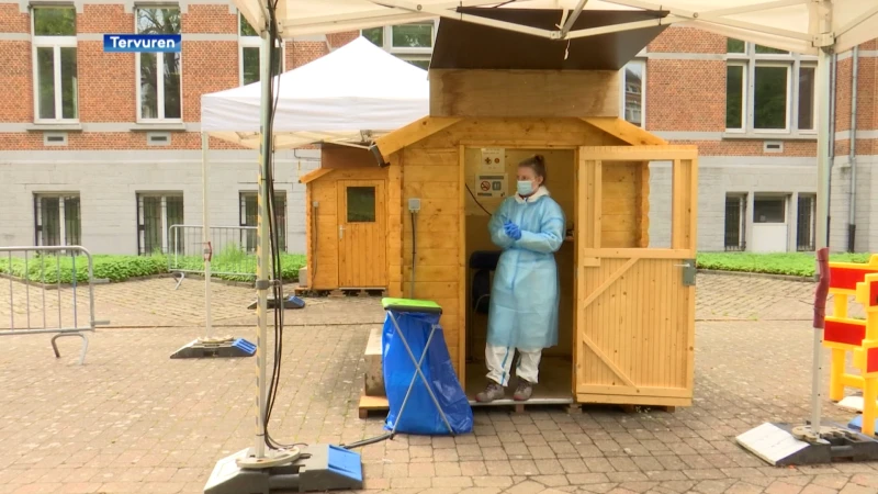 Vertrekkende reizigers weer welkom in het drive-in testcentrum van Tervuren