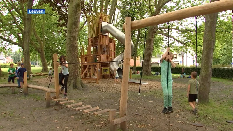 Leerlingen van De Zonnewijzer testen vernieuwde speeltuin in Wijgmaal uit