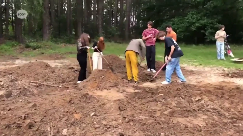 Leerlingen De Pit in Diest graven 6 jaar oude koekendoos op met herinneringen in