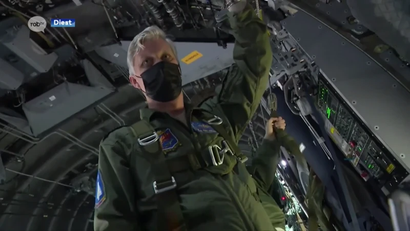 Koning Filip vliegt in militair transportvliegtuig over Schaffen