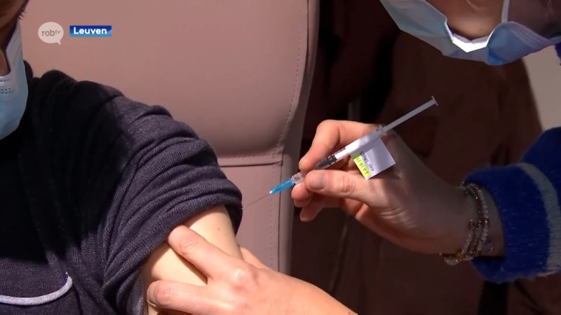 Jongeren van 12 tot 15 jaar mogen zich vanaf nu ook laten vaccineren, maar vaccins blijven achter