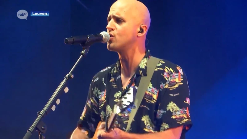 Milow speelt voor eigen publiek de pannen van het dak