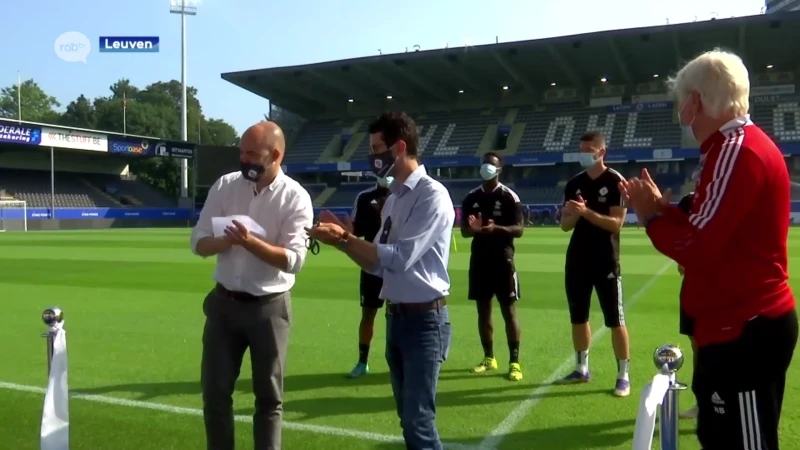 Voetbalclub OH Leuven huldigt gloednieuwe grasmat in: "De regen van vorige week was een goede test voor ons!"