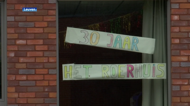 Kunstenaar fleurt het Roerhuis op met grote muurschildering