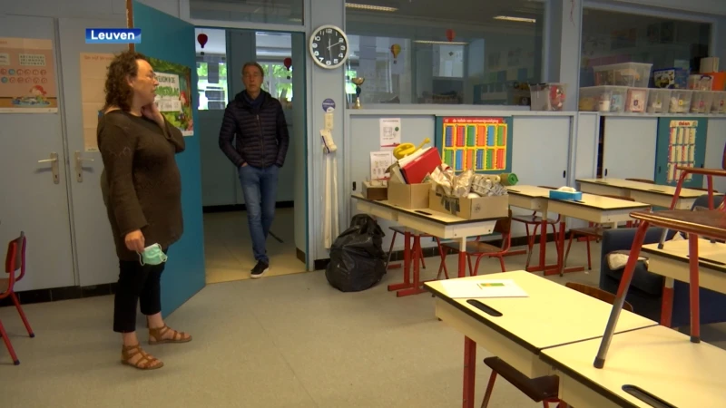 Basisschool De Bron uit Leuven doneert schoolbanken en -stoelen aan getroffen scholen in Angleur bij Luik