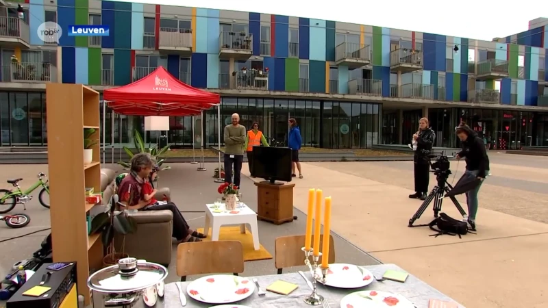 Volledige huiskamer geïnstalleerd op Blauwputplein in Kessel-Lo voor opname videoclip
