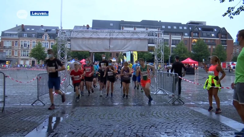 Lopers doorkruisen donkere binnenstad tijdens Leuven Night Run: "Heel plezant en lekker nat"