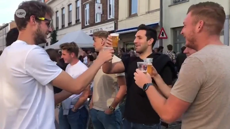 Het bier vloeit naar goede traditie rijkelijk tijdens de Jaarmarkt in Leuven