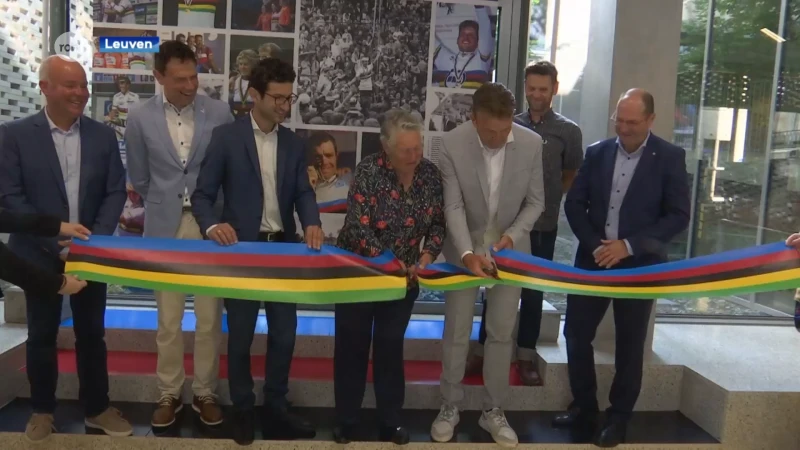 Oog in oog met de regenboog: wielerkampioenen openen gloednieuwe WK-tentoonstelling in Leuven