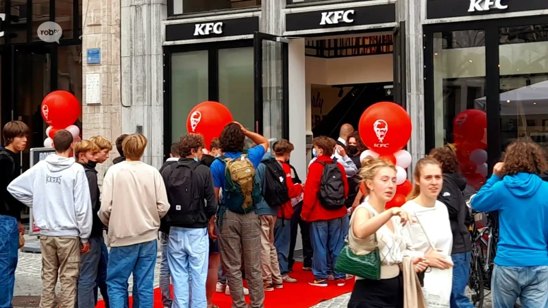 Lange wachtrij bij opening nieuwe vestiging KFC op Grote Markt van Leuven