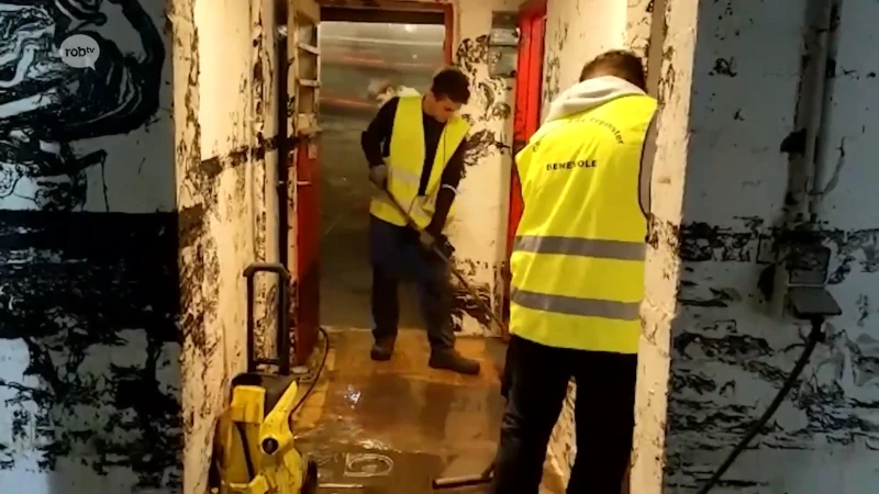 Leerlingen van De Wijnpers in Leuven gingen vandaag helpen met opkuiswerken in Pepinster