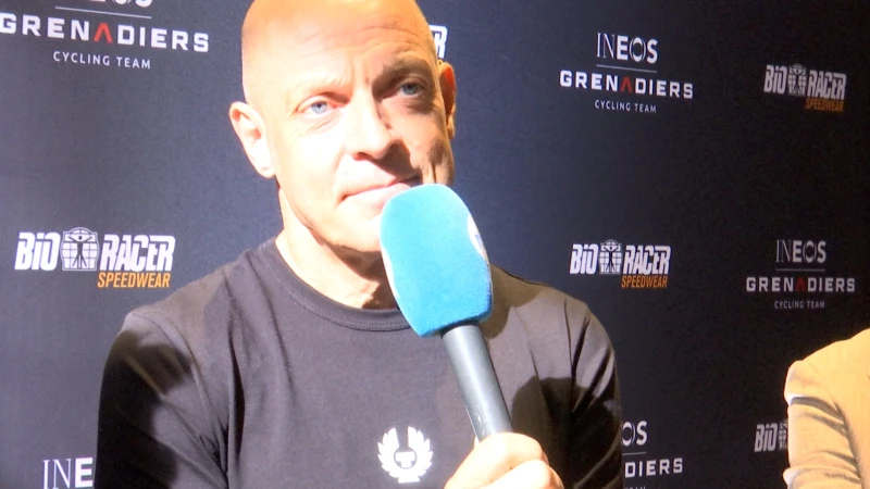 Baas van team Ineos Sir Dave Brailsford komt contract ondertekenen in Leuven