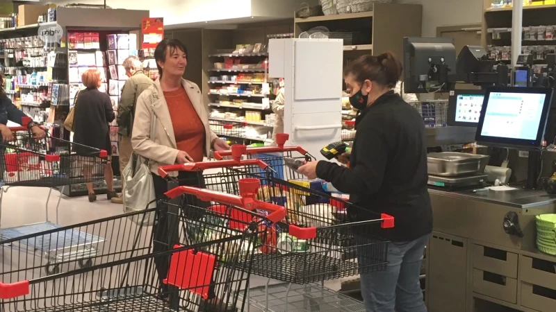 Ook geen mondmaskers meer in horeca en supermarkten, maar sommigen houden het wel aan: "We zijn het nu gewoon."