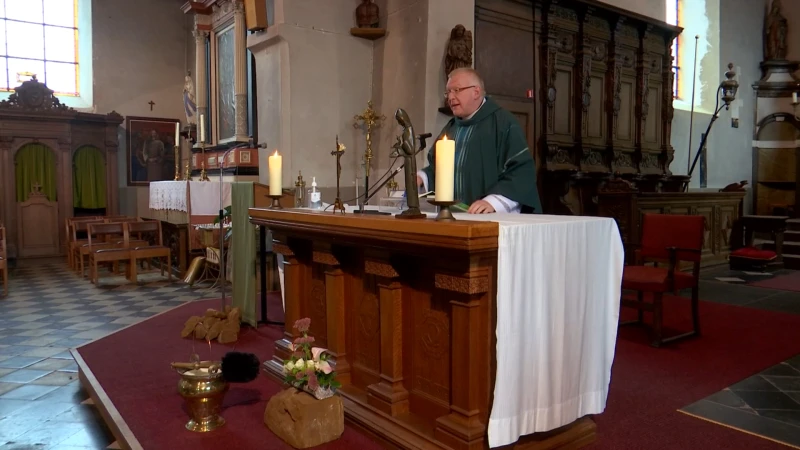 Pastoor Andy Penne zegent huisdieren: "Laat ons hopen dat dit Tinny veel geluk mag brengen"