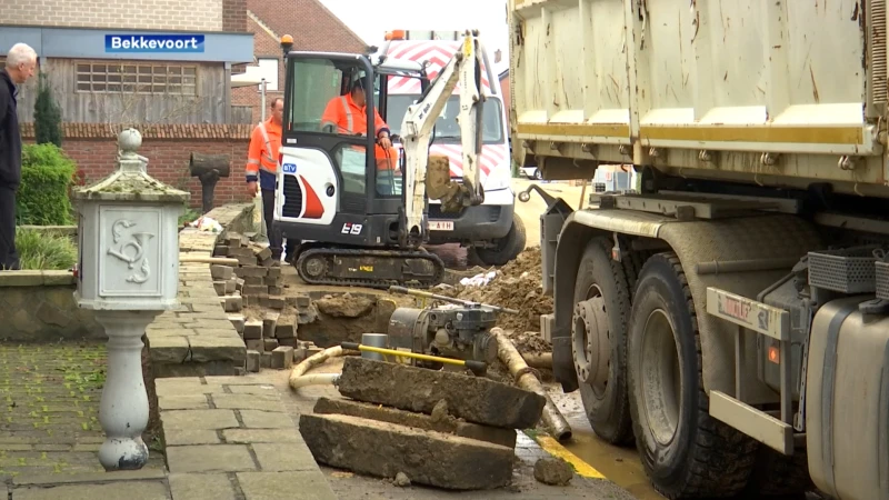 Dorpsstraat in Assent stond vanochtend onder water door waterlek