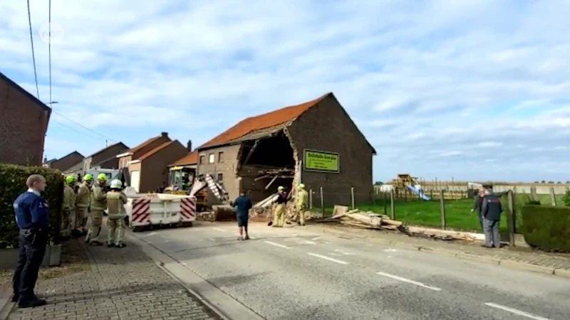 74-jarige vrouw rijdt in op stal in Drieslinter: zeer grote schade