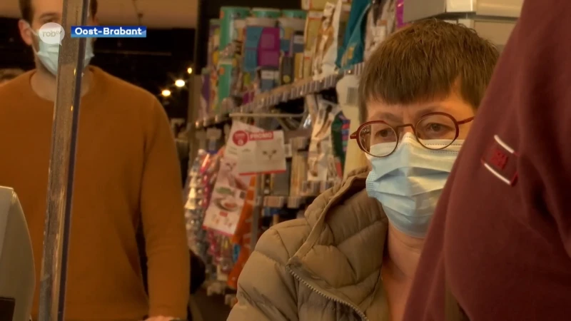 Meer en meer mensen doen mondmasker weer aan in winkel